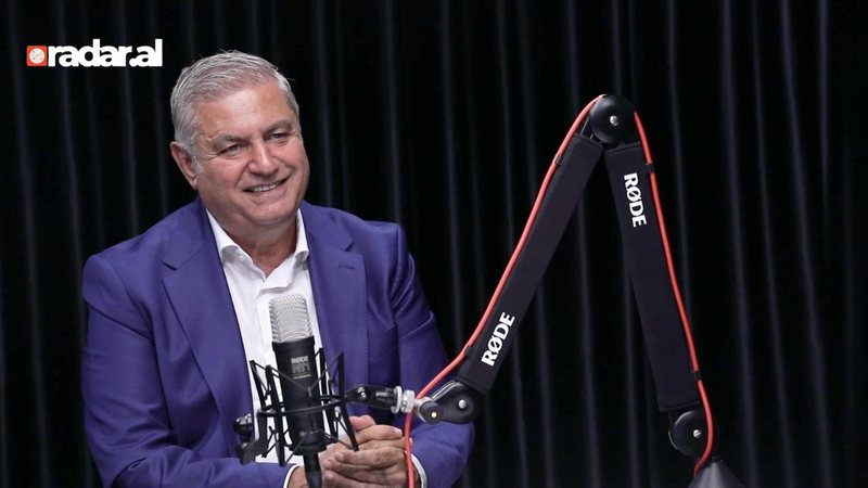 “Me lekët e politikës bleu 2 hotele”, Shakohoxha: Historia e Rei Manajt nis me skafin kur ishte 2 vjeç, në errësirë (VIDEO)